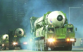 在朝鮮人民軍建軍90週年閱兵式亮相的“火星-17”型洲際彈道導彈。