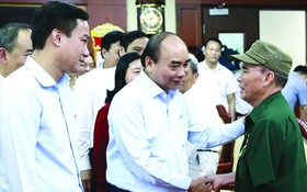 國家主席阮春福向高齡人代表贈送禮物。