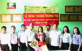 市委副書記阮胡海向越南英雄 母親黃氏聶祝壽。