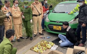 職能力量在廣治省四十九號國道上圍堵逮捕 販毒者。