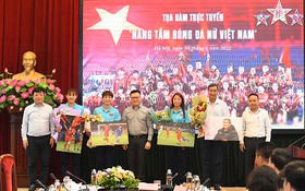 《人民報》社領導向越南女足隊代表贈送紀念品。