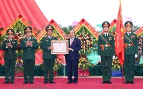 國家主席阮春福向第11兵團頒授三等捍衛祖國勳章。