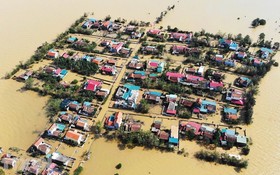 廣平省廣寧縣新寧鄉友新村完全被孤立於洪水之中。