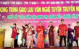 華人歌手合唱"勝利 雙手創"歌曲。