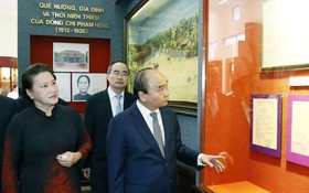 國家主席阮春福與各位原領導參觀范雄同志 珍貴圖片資料展。