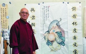李雄風畫家與畫贈“西堤華人文化陳列室”的“布袋和尚圖”。