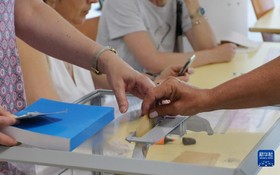 6月19日，在法国南部城市尼斯，一名市民来到投票站投票。