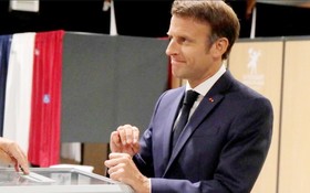 法國總統馬克龍在第二輪立法選舉時投票。
