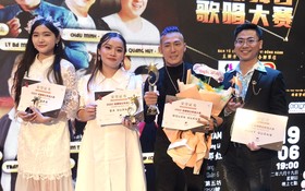 獲獎的4名考生：冠軍李柏濤(右二)、亞軍 武氏玉貴(左二)、季軍王立基(右一)與鼓勵獎 吳佩恩(左一)。