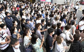 參院選舉發佈公告後，選民們傾聽街頭演說。6月22日下午攝於橫濱市。（共同社）