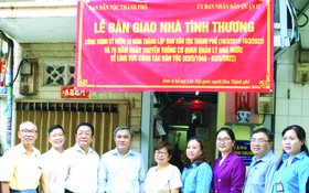 市人委會委員、市民族處主任黃文鴻玉 (右六)與各華人會館代表移交溫情屋。