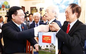 國會主席王廷惠向在匈牙利越南人社群贈送禮物。