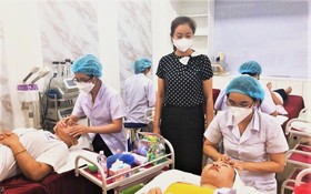 阮必成中專學校教師指導學員實習皮膚護理。