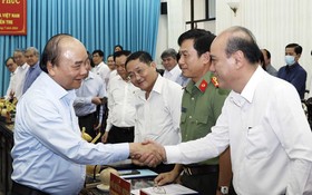 國家主席阮春福與檳椥省領導和代表會晤。