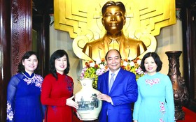 國家主席阮春福向紀念區贈送禮品。