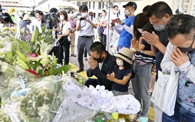 日本民眾獻花悼念。