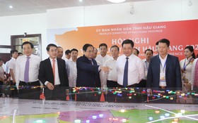 政府總理范明政觀看後江省招商引資項目整合地圖。