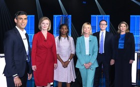 主持人（右三）與5位英國首相候選人在電視辯論合照。