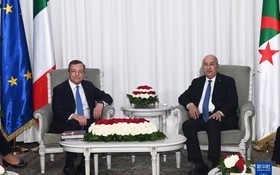 7月18日，阿爾及利亞總統特本（右）在首都阿爾及爾會見到訪的意大利總理德拉吉。圖源：新華社