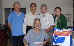 市華人抗戰傳統俱樂部副主任吳運鴻 (左二)和胡秀鳳、黃進、黃中柱拜訪江兆華 (黃波)會員。