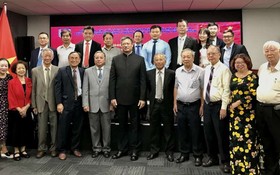 中國駐本市領事館總領事 魏華祥(前排左六)與市越中 友協成員合照。