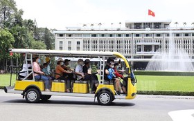 遊客乘電車參觀統一宮。