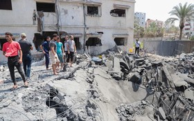 8月6日，人們在加沙城查看空襲後的廢墟。