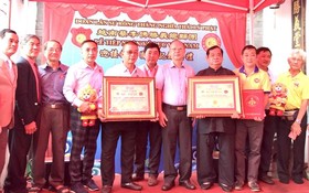 來賓祝賀勝義龍獅團獲越南紀錄。