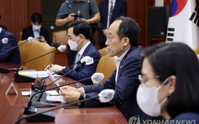 8月8日，在中央政府首爾辦公樓，韓國經濟副總理兼企劃財政部長官秋慶鎬（右二）主持召開緊急經濟長官會議。 韓聯社