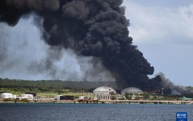 8月7日，古巴馬坦薩斯省火災現場的儲油罐繼續燃燒並冒出濃煙。古巴馬坦薩斯省一儲油基地5日晚遭雷擊後發生火災，造成上百人受傷，至少1人死亡。新華社發
