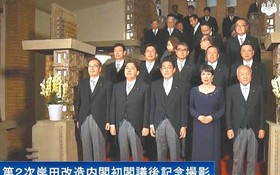 日本首相岸田文雄10日宣布改組內閣名單，隨後並與新任閣員合影。（圖／翻攝日本國首相官邸臉書直播）