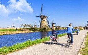 許多遊客選擇騎自行車參觀風車村“兒童堤壩”。
