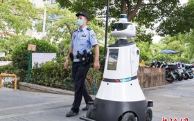 民警與智能警用機器人在街區巡邏。圖源：中新網