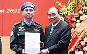 國家主席阮春福向阮玉海中校頒授 在聯合國履行任務的︽決定︾。