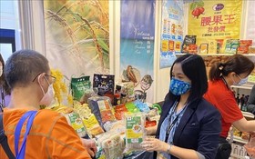 越南商務司長武氏翠在香港向遊客推介 越南特產。
