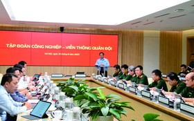 政府總理范明政與越南軍隊工業電信集團舉行工作會議。