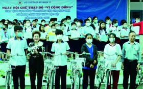 慶雲南院代表周文義（右一）向家境困難的高中生贈送自行車。