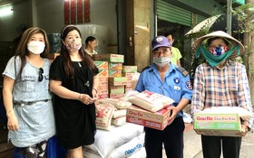 梁柳嬋(左二)向勞動窮苦人家發送禮物。