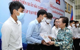 柬埔寨優秀生獲獎學金