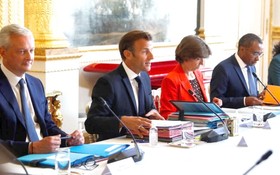 法國總統馬克龍(左二）出席內閣會議。