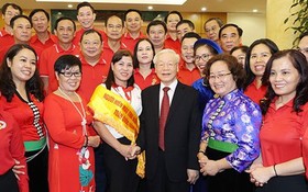 黨中央總書記阮富仲與出席大會代表合影。