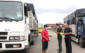 慶會口岸邊防站戰士幹部檢查進出港口車輛。