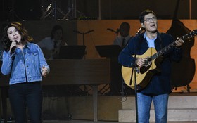 芳草和玉禮在男歌手何英俊的音樂會擔任演唱嘉賓。