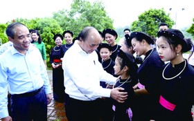 國家主席阮春福與山陽縣新立村俱樂部成員親切交談。