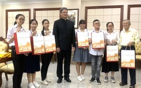中國駐胡志明市總領事魏華祥與啟秀華文中心師生合照。