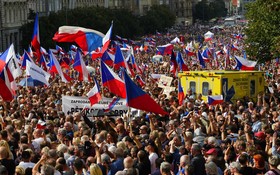 捷克７萬人示威促政府應對能源價格飆升
