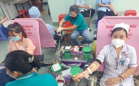 阮知方醫院肌肉骨骼科女護員阮玉燕（右一）正在捐血。