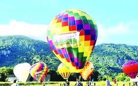 安江省首次舉行熱氣球嘉年華。