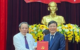 張海龍（右）接受黨中央書記處《決定》