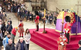 人們18日在倫敦威斯敏斯特教堂悼唁伊莉莎白二世女王。